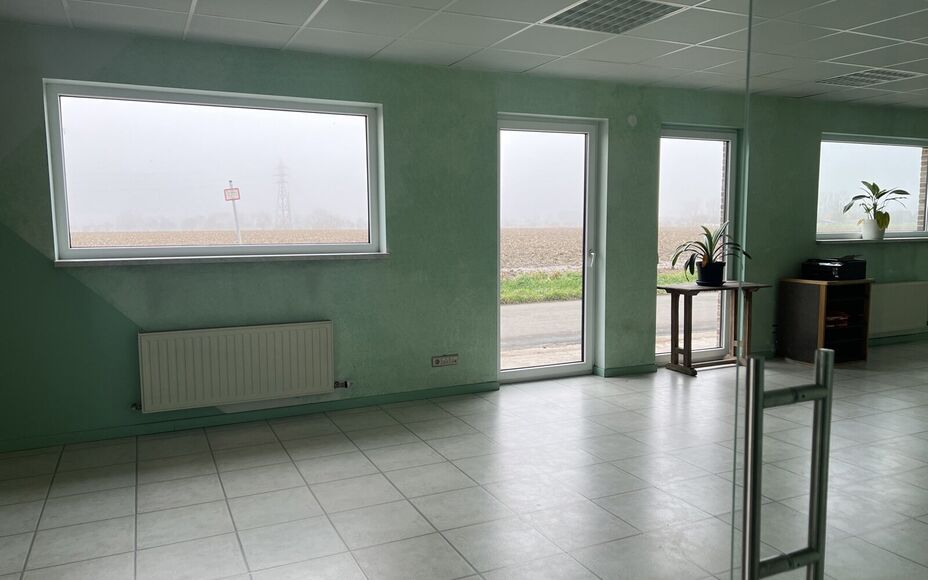 LEEMANS IMMOBILIËN vous propose l'espace professionnel suivant situé dans la commune d'Opwijk. 

L'immeuble était utilisé comme bureau (profession indépendante) mais peut aussi parfaitement servir par exemple de cabinet / activité indépendante à c