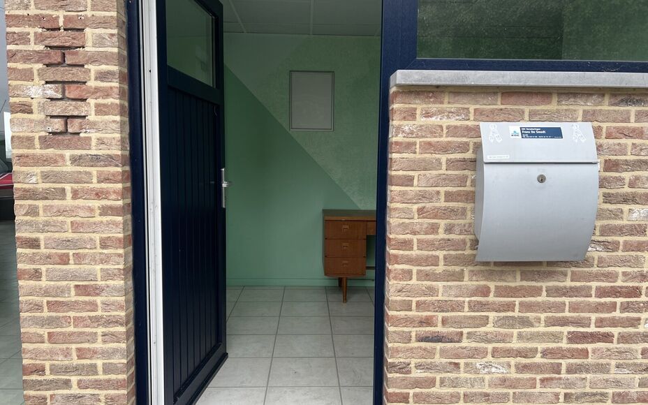 LEEMANS IMMOBILIËN vous propose l'espace professionnel suivant situé dans la commune d'Opwijk. 

L'immeuble était utilisé comme bureau (profession indépendante) mais peut aussi parfaitement servir par exemple de cabinet / activité indépendante à c
