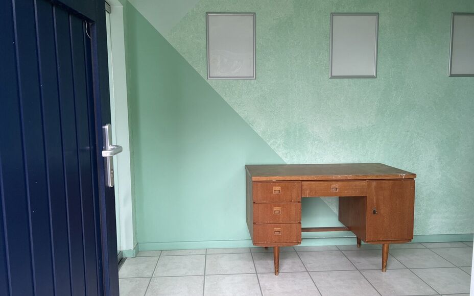 LEEMANS IMMOBILIËN vous propose l'espace professionnel suivant situé dans la commune d'Opwijk. 

L'immeuble était utilisé comme bureau (profession indépendante) mais peut aussi parfaitement servir par exemple de cabinet / activité indépendante à c