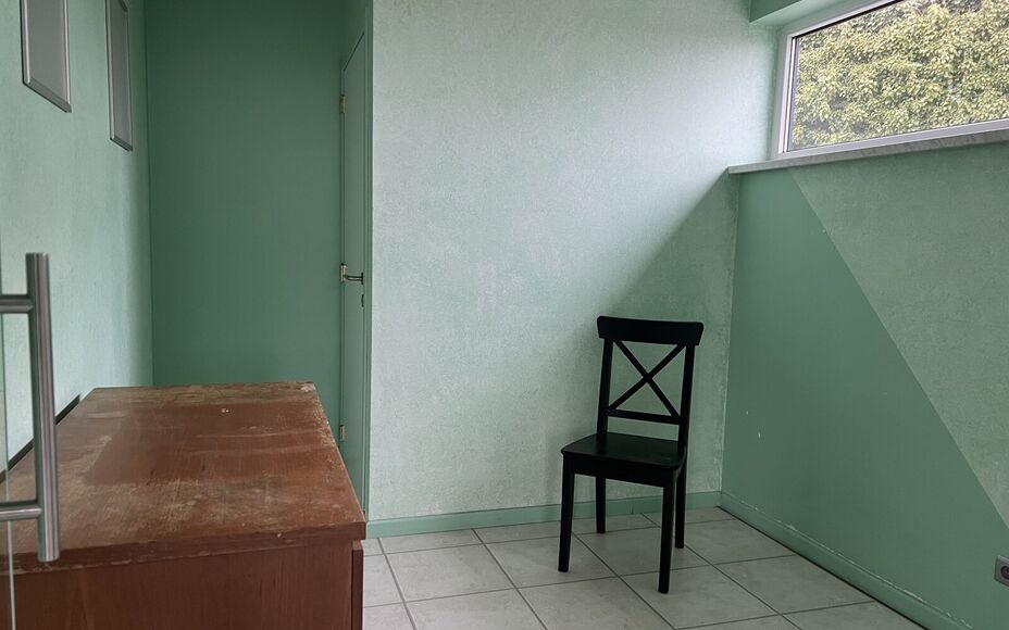 LEEMANS IMMOBILIËN vous propose l'espace professionnel suivant situé dans la commune d'Opwijk. 

L'immeuble était utilisé comme bureau (profession indépendante) mais peut aussi parfaitement servir par exemple de cabinet / activité indépendante à c