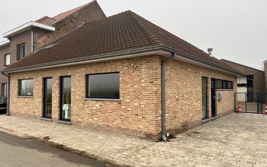 LEEMANS IMMOBILIËN vous propose l'espace professionnel suivant situé dans la commune d'Opwijk. 

L'immeuble était utilisé comme bureau (profession indépendante) mais peut aussi parfaitement servir par exemple de cabinet / activité indépendante à c