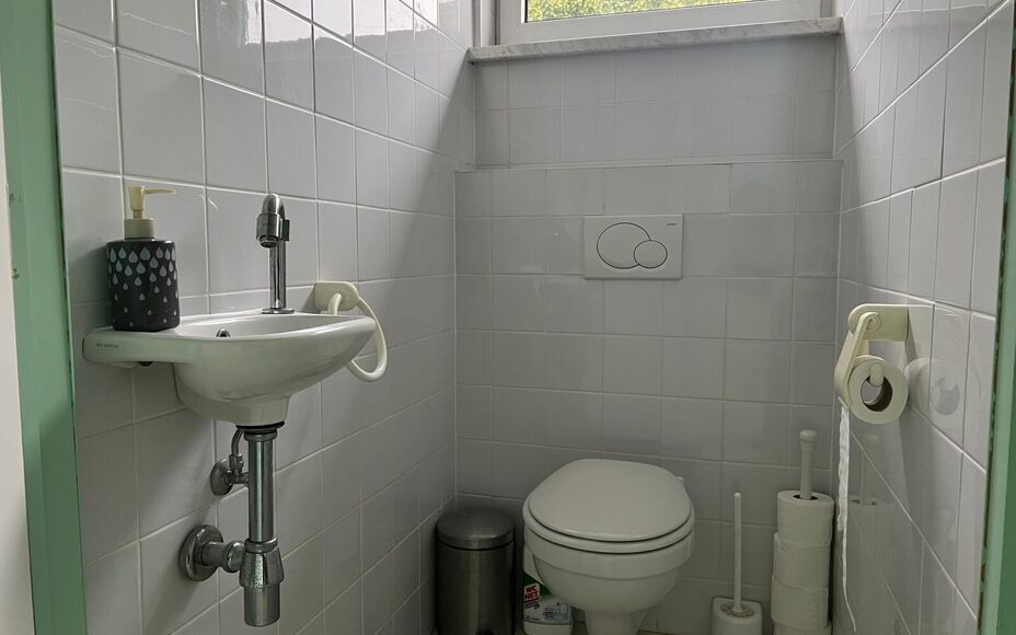 LEEMANS IMMOBILIËN vous propose l'espace professionnel suivant situé dans la commune d'Opwijk. 

L'immeuble était utilisé comme bureau (profession indépendante) mais peut aussi parfaitement servir par exemple de cabinet / activité indépendante à c