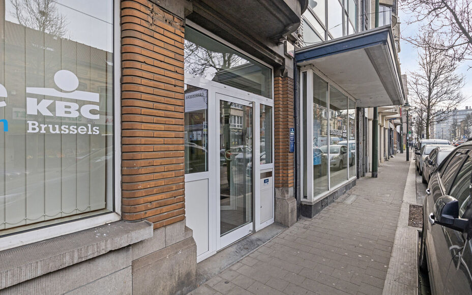 LEEMANS immobiliën vous propose ce local commercial prêt à l'emploi, à l'origine aménagé en bureau d'assurance, mais avec de nombreuses possibilités vers d'autres destinations. 

Grâce à sa localisation exceptionnelle dans le cœur dynamique de l