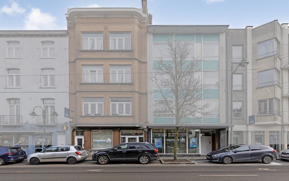 LEEMANS immobiliën vous propose ce local commercial prêt à l'emploi, à l'origine aménagé en bureau d'assurance, mais avec de nombreuses possibilités vers d'autres destinations. 

Grâce à sa localisation exceptionnelle dans le cœur dynamique de l