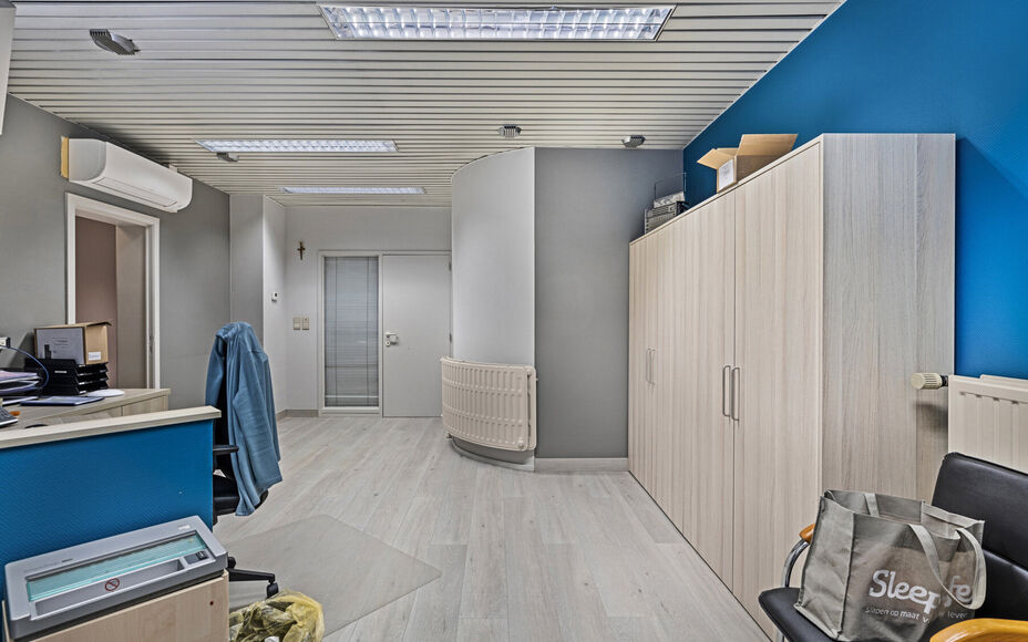 LEEMANS immobiliën vous propose ce local commercial prêt à l'emploi, à l'origine aménagé en bureau d'assurance, mais avec de nombreuses possibilités vers d'autres destinations. 

Grâce à sa localisation exceptionnelle dans le cœur dynamique de l