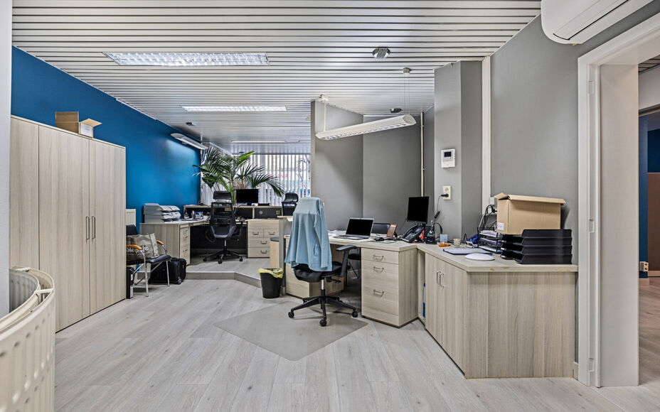 LEEMANS immobiliën vous propose ce local commercial prêt à l'emploi, à l'origine aménagé en bureau d'assurance, mais avec de nombreuses possibilités vers d'autres destinations. 

Grâce à sa localisation exceptionnelle dans le cœur dynamique de l