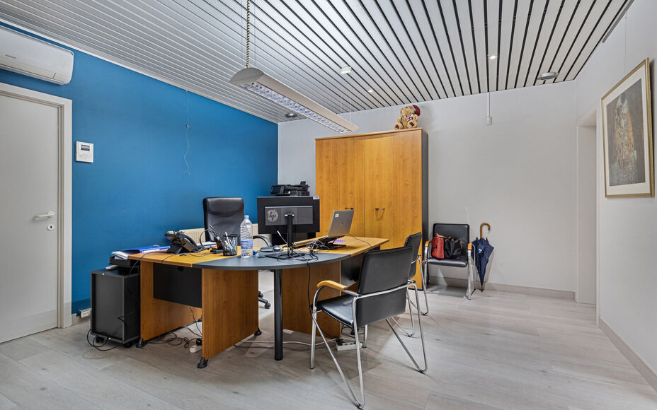LEEMANS immobiliën vous propose ce local commercial prêt à l'emploi, à l'origine aménagé en bureau d'assurance, mais avec de nombreuses possibilités vers d'autres destinations. 

Grâce à sa localisation exceptionnelle dans le cœur dynamique de l