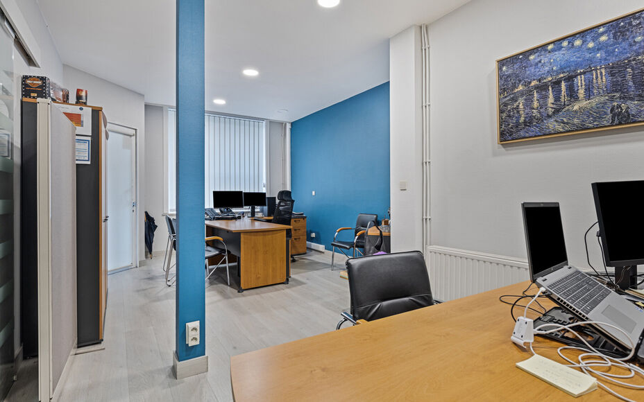 LEEMANS immobiliën vous propose ce local commercial prêt à l'emploi, à l'origine aménagé en bureau d'assurance, mais avec de nombreuses possibilités vers d'autres destinations. 

Grâce à sa localisation exceptionnelle dans le cœur dynamique de l