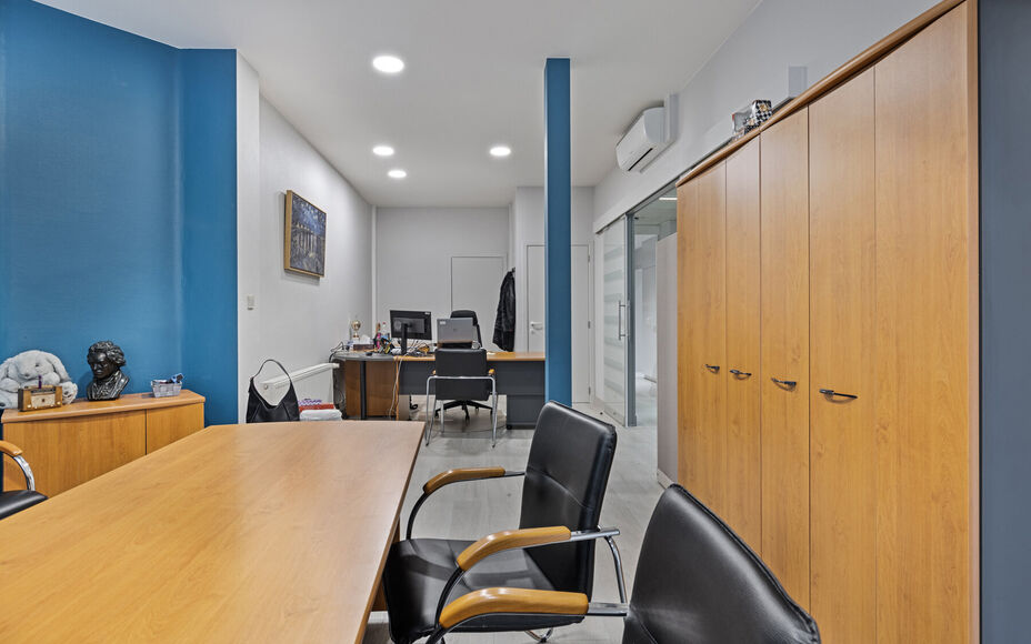 LEEMANS immobiliën vous propose ce local commercial prêt à l'emploi, à l'origine aménagé en bureau d'assurance, mais avec de nombreuses possibilités vers d'autres destinations. 

Grâce à sa localisation exceptionnelle dans le cœur dynamique de l