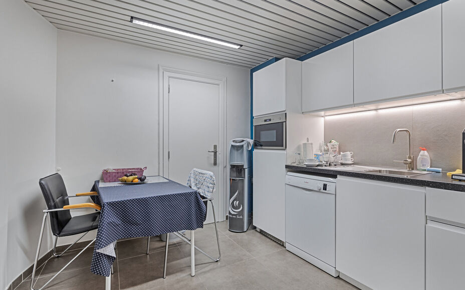 LEEMANS immobiliën vous propose ce local commercial prêt à l'emploi, à l'origine aménagé en bureau d'assurance, mais avec de nombreuses possibilités vers d'autres destinations. 

Grâce à sa localisation exceptionnelle dans le cœur dynamique de l