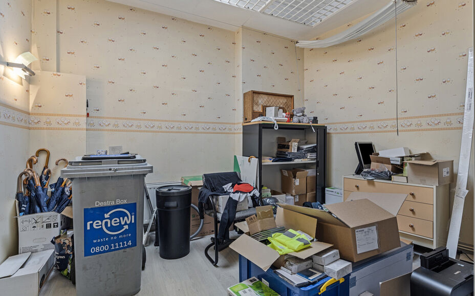 LEEMANS immobiliën vous propose ce local commercial prêt à l'emploi, à l'origine aménagé en bureau d'assurance, mais avec de nombreuses possibilités vers d'autres destinations. 

Grâce à sa localisation exceptionnelle dans le cœur dynamique de l