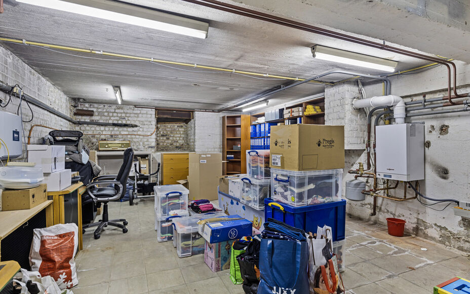 LEEMANS immobiliën vous propose ce local commercial prêt à l'emploi, à l'origine aménagé en bureau d'assurance, mais avec de nombreuses possibilités vers d'autres destinations. 

Grâce à sa localisation exceptionnelle dans le cœur dynamique de l