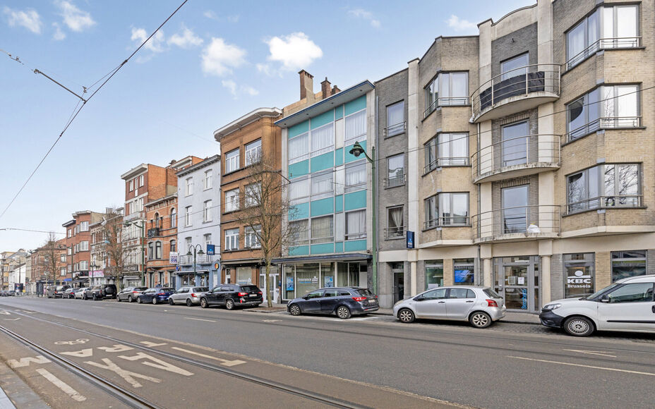 LEEMANS immobiliën vous propose ce local commercial prêt à l'emploi, à l'origine aménagé en bureau d'assurance, mais avec de nombreuses possibilités vers d'autres destinations. 

Grâce à sa localisation exceptionnelle dans le cœur dynamique de l