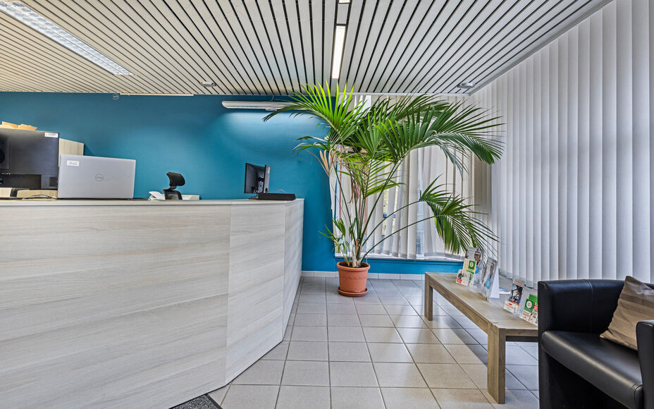 LEEMANS immobiliën vous propose ce local commercial prêt à l'emploi, à l'origine aménagé en bureau d'assurance, mais avec de nombreuses possibilités vers d'autres destinations. 

Grâce à sa localisation exceptionnelle dans le cœur dynamique de l