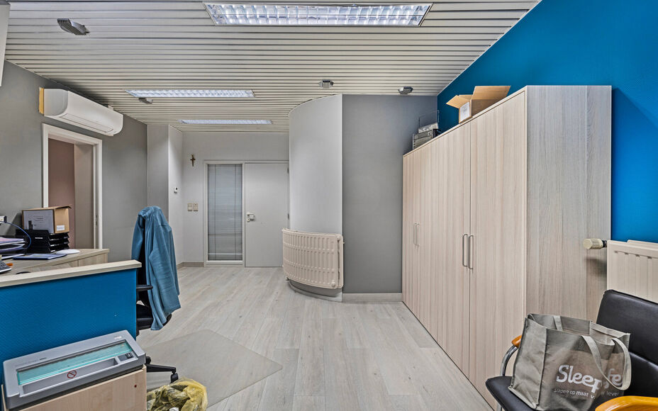 LEEMANS immobiliën vous propose ce local commercial prêt à l'emploi, à l'origine aménagé en bureau d'assurance, mais avec de nombreuses possibilités vers d'autres destinations. 

Grâce à sa localisation exceptionnelle dans le cœur dynamique de l