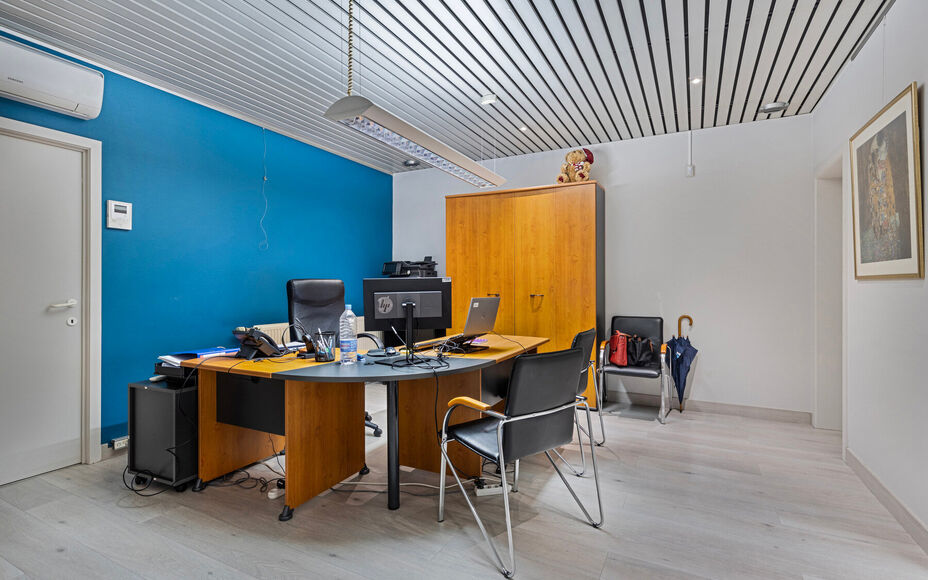 LEEMANS immobiliën vous propose ce local commercial prêt à l'emploi, à l'origine aménagé en bureau d'assurance, mais avec de nombreuses possibilités vers d'autres destinations. 

Grâce à sa localisation exceptionnelle dans le cœur dynamique de l