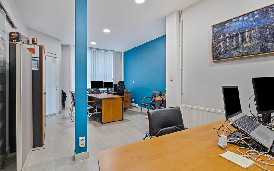 LEEMANS immobiliën vous propose ce local commercial prêt à l'emploi, à l'origine aménagé en bureau d'assurance, mais avec de nombreuses possibilités vers d'autres destinations. 

Grâce à sa localisation exceptionnelle dans le cœur dynamique de l