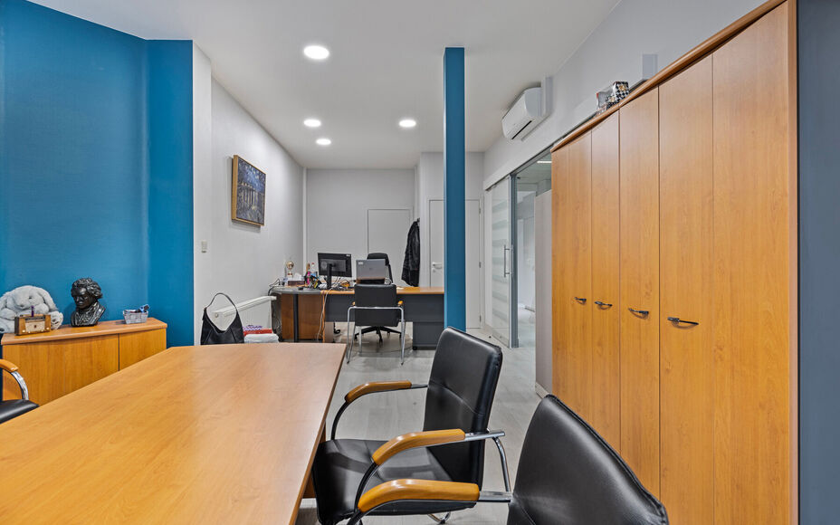 LEEMANS immobiliën vous propose ce local commercial prêt à l'emploi, à l'origine aménagé en bureau d'assurance, mais avec de nombreuses possibilités vers d'autres destinations. 

Grâce à sa localisation exceptionnelle dans le cœur dynamique de l