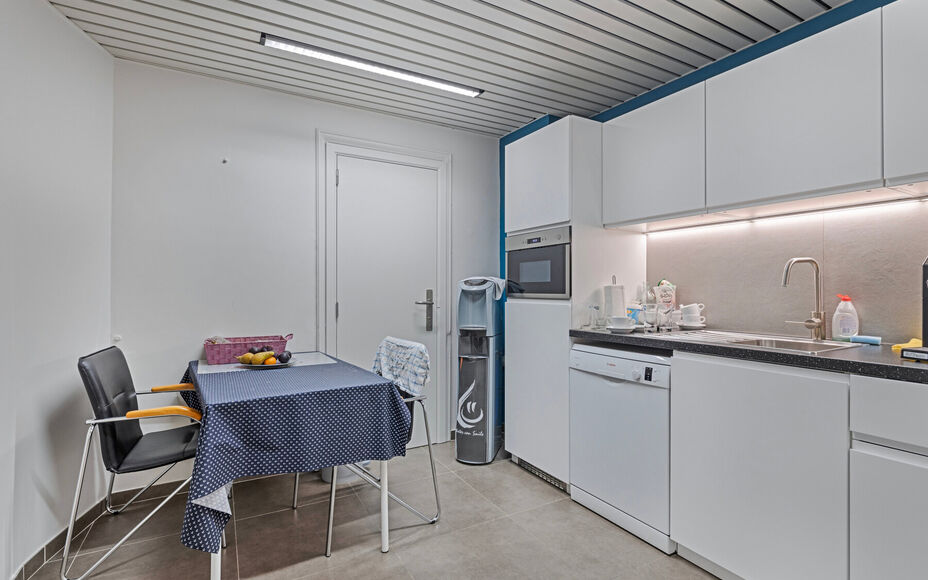 LEEMANS immobiliën vous propose ce local commercial prêt à l'emploi, à l'origine aménagé en bureau d'assurance, mais avec de nombreuses possibilités vers d'autres destinations. 

Grâce à sa localisation exceptionnelle dans le cœur dynamique de l