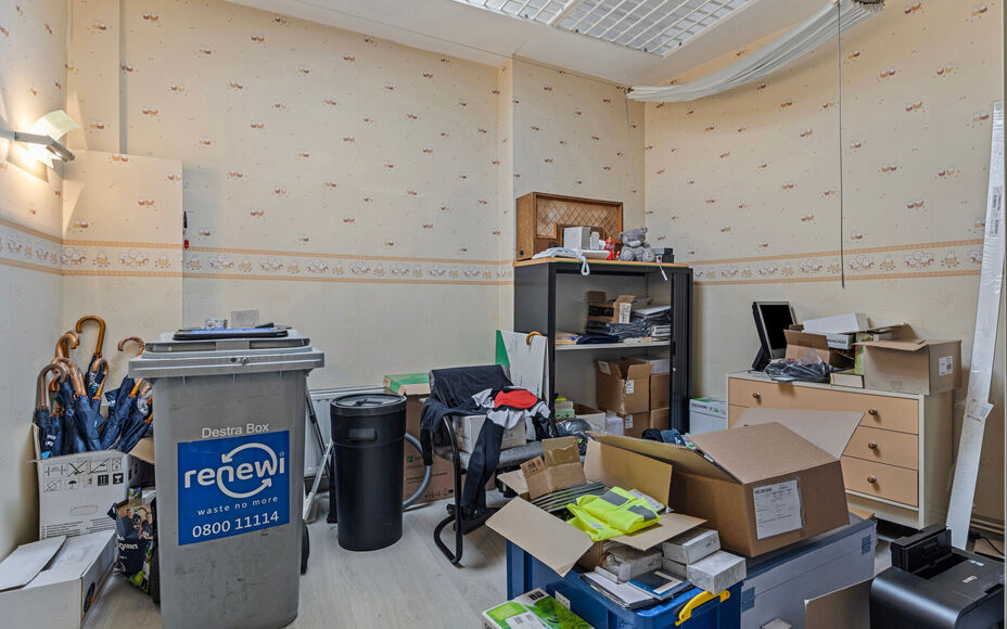 LEEMANS immobiliën vous propose ce local commercial prêt à l'emploi, à l'origine aménagé en bureau d'assurance, mais avec de nombreuses possibilités vers d'autres destinations. 

Grâce à sa localisation exceptionnelle dans le cœur dynamique de l