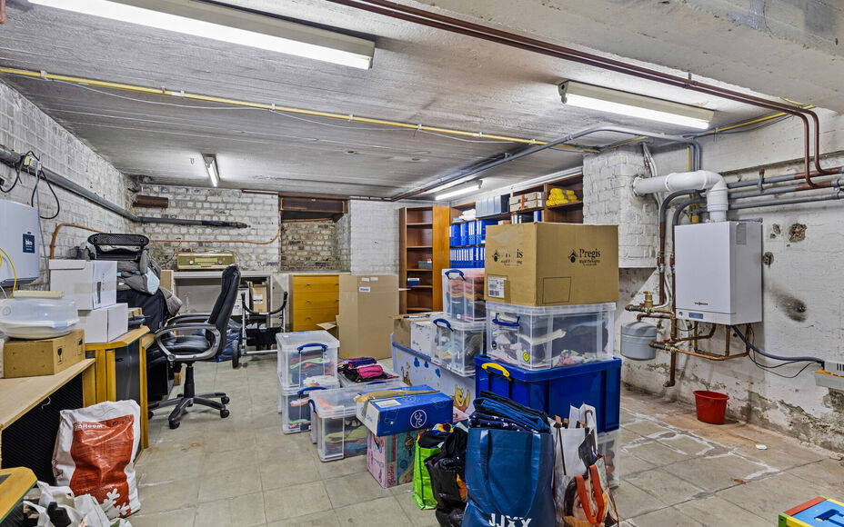 LEEMANS immobiliën vous propose ce local commercial prêt à l'emploi, à l'origine aménagé en bureau d'assurance, mais avec de nombreuses possibilités vers d'autres destinations. 

Grâce à sa localisation exceptionnelle dans le cœur dynamique de l