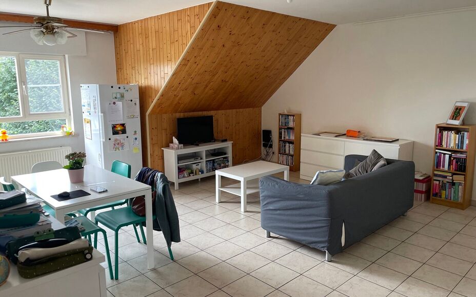 Leemans immobiliën biedt u dit appartement aan in het centrum van Mollem. Door de centrale ligging zijn alle faciliteiten zoals winkels, scholen, sportinfrastructuur, invalswegen en openbaar vervoer zeer nabij. Het appartement is gelegen op de 2 de verdi