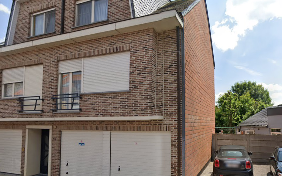 Leemans immobiliën biedt u dit appartement aan in het centrum van Mollem. Door de centrale ligging zijn alle faciliteiten zoals winkels, scholen, sportinfrastructuur, invalswegen en openbaar vervoer zeer nabij. Het appartement is gelegen op de 2 de verdi