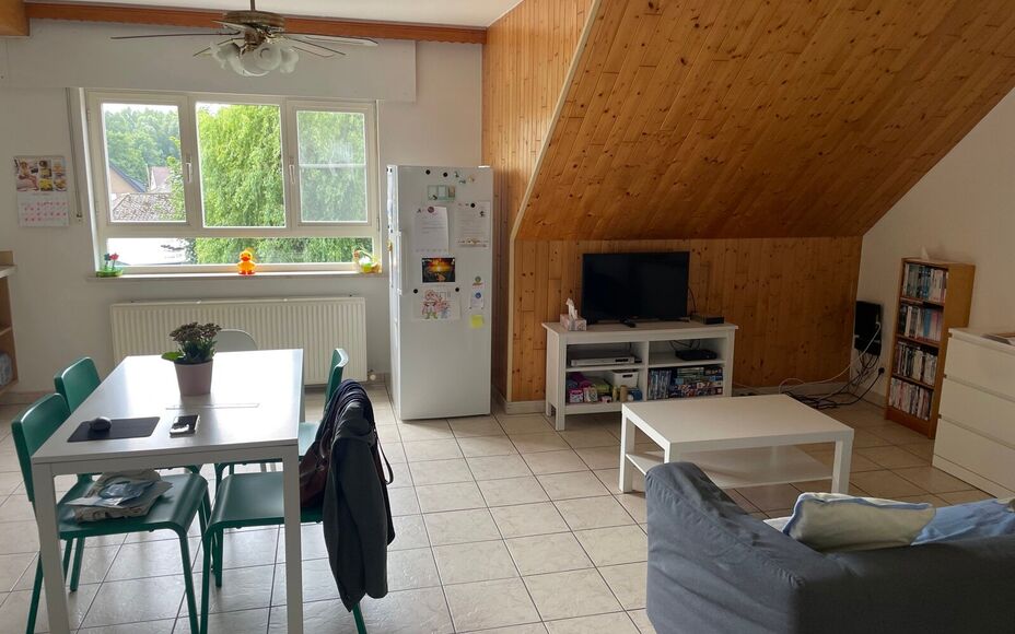 Leemans immobiliën biedt u dit appartement aan in het centrum van Mollem. Door de centrale ligging zijn alle faciliteiten zoals winkels, scholen, sportinfrastructuur, invalswegen en openbaar vervoer zeer nabij. Het appartement is gelegen op de 2 de verdi