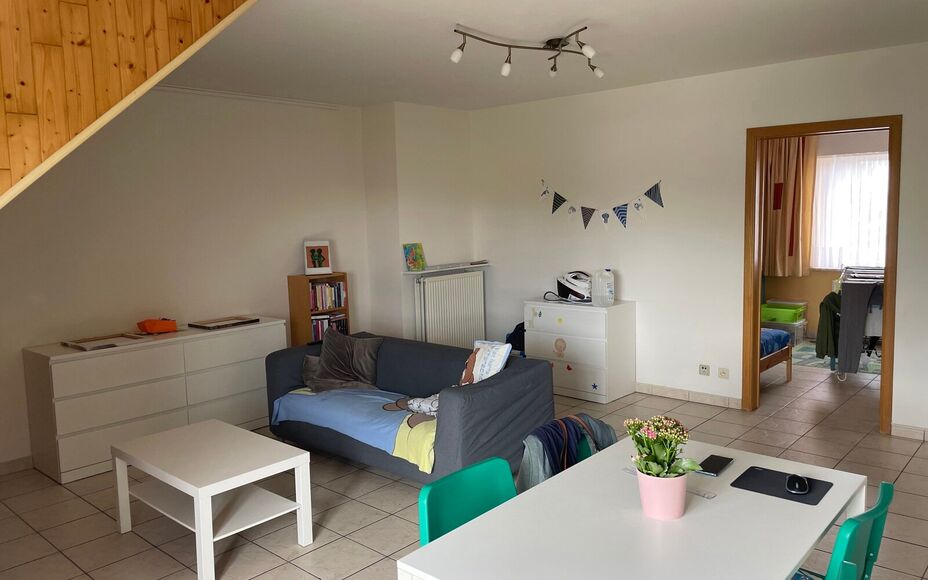 Leemans immobiliën biedt u dit appartement aan in het centrum van Mollem. Door de centrale ligging zijn alle faciliteiten zoals winkels, scholen, sportinfrastructuur, invalswegen en openbaar vervoer zeer nabij. Het appartement is gelegen op de 2 de verdi