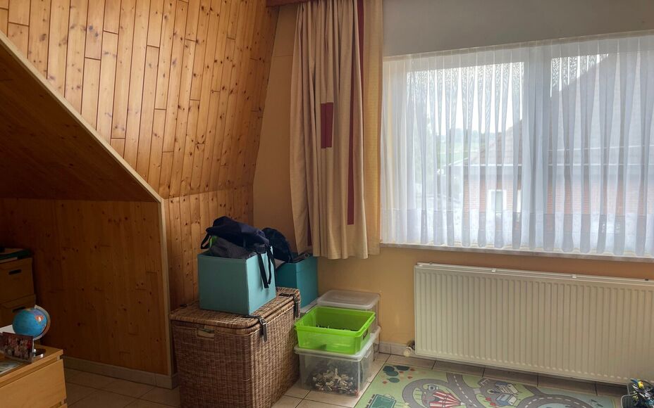 Leemans immobiliën biedt u dit appartement aan in het centrum van Mollem. Door de centrale ligging zijn alle faciliteiten zoals winkels, scholen, sportinfrastructuur, invalswegen en openbaar vervoer zeer nabij. Het appartement is gelegen op de 2 de verdi