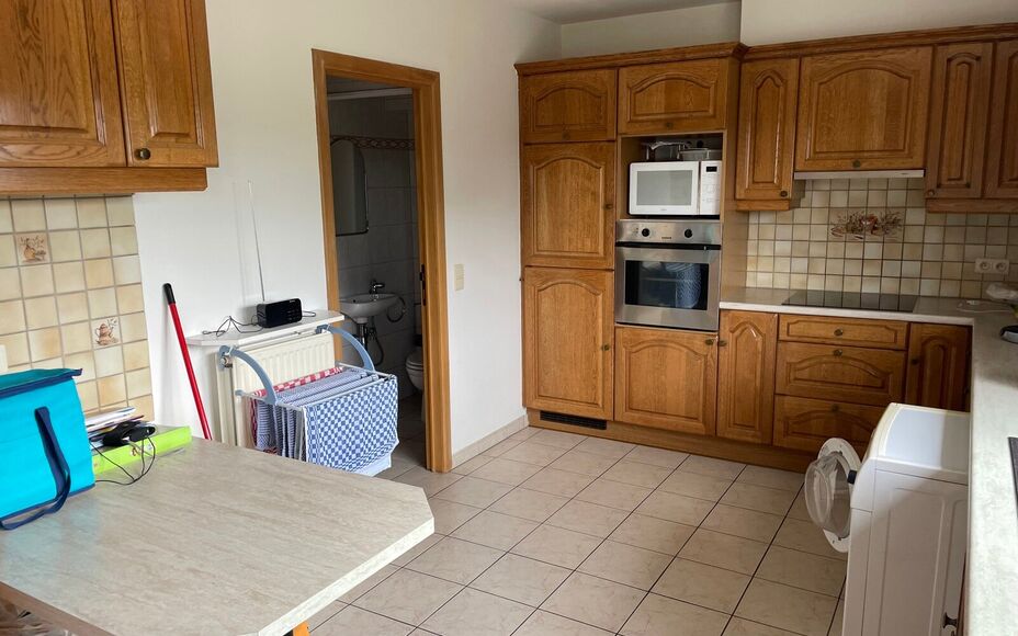 Leemans immobiliën biedt u dit appartement aan in het centrum van Mollem. Door de centrale ligging zijn alle faciliteiten zoals winkels, scholen, sportinfrastructuur, invalswegen en openbaar vervoer zeer nabij. Het appartement is gelegen op de 2 de verdi