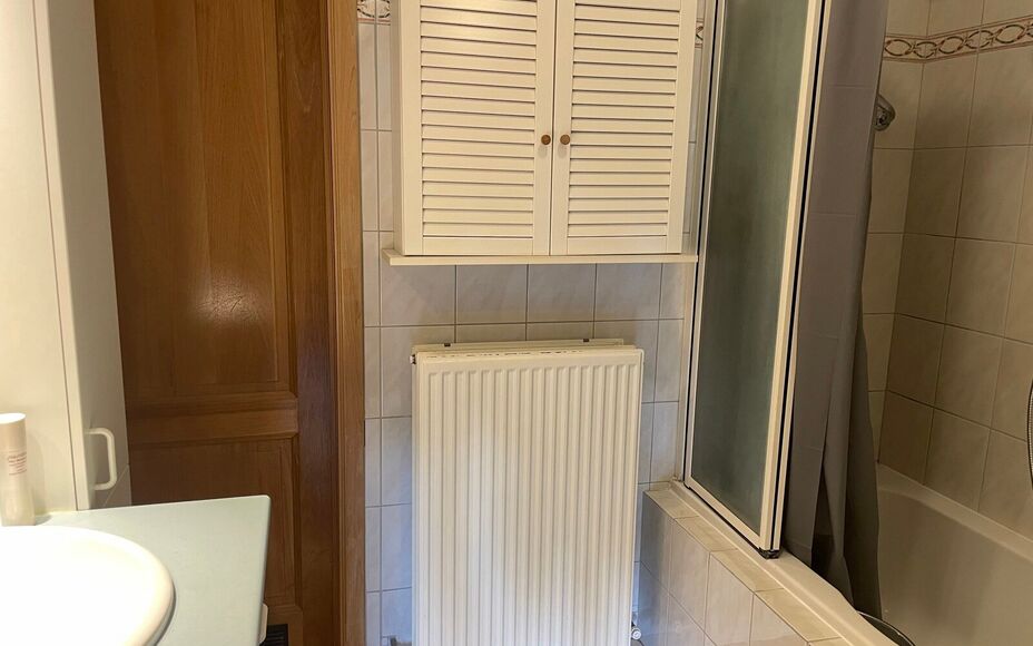 Leemans immobiliën biedt u dit appartement aan in het centrum van Mollem. Door de centrale ligging zijn alle faciliteiten zoals winkels, scholen, sportinfrastructuur, invalswegen en openbaar vervoer zeer nabij. Het appartement is gelegen op de 2 de verdi