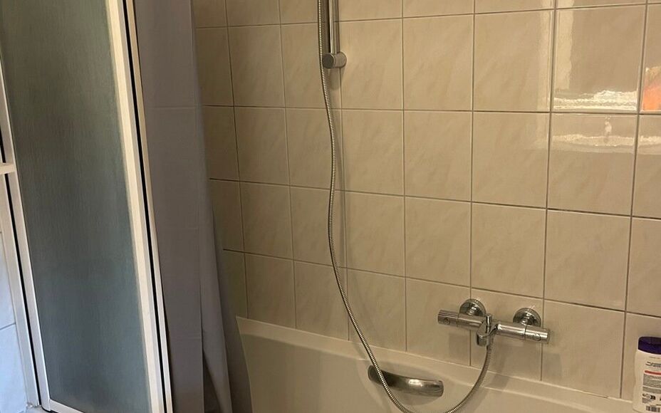 Leemans immobiliën biedt u dit appartement aan in het centrum van Mollem. Door de centrale ligging zijn alle faciliteiten zoals winkels, scholen, sportinfrastructuur, invalswegen en openbaar vervoer zeer nabij. Het appartement is gelegen op de 2 de verdi