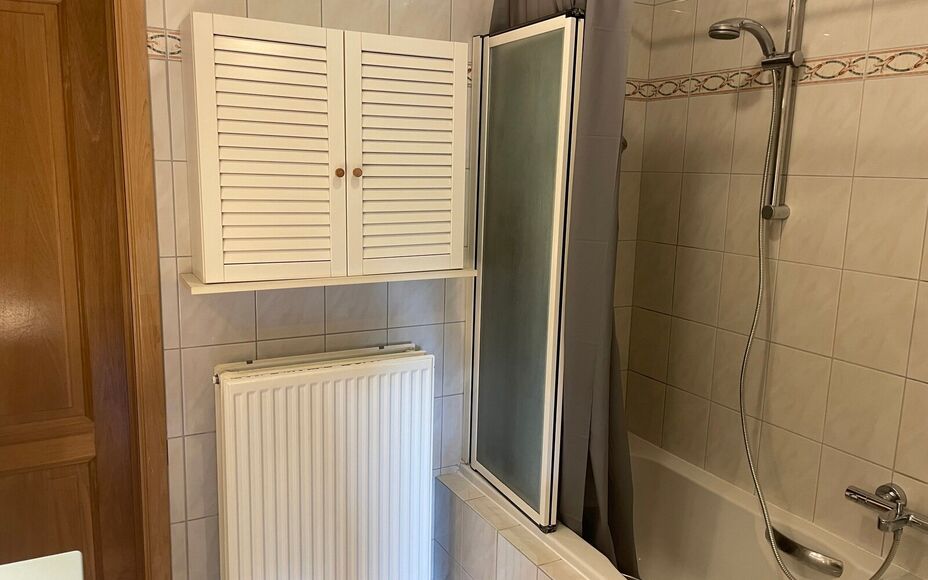 Leemans immobiliën biedt u dit appartement aan in het centrum van Mollem. Door de centrale ligging zijn alle faciliteiten zoals winkels, scholen, sportinfrastructuur, invalswegen en openbaar vervoer zeer nabij. Het appartement is gelegen op de 2 de verdi