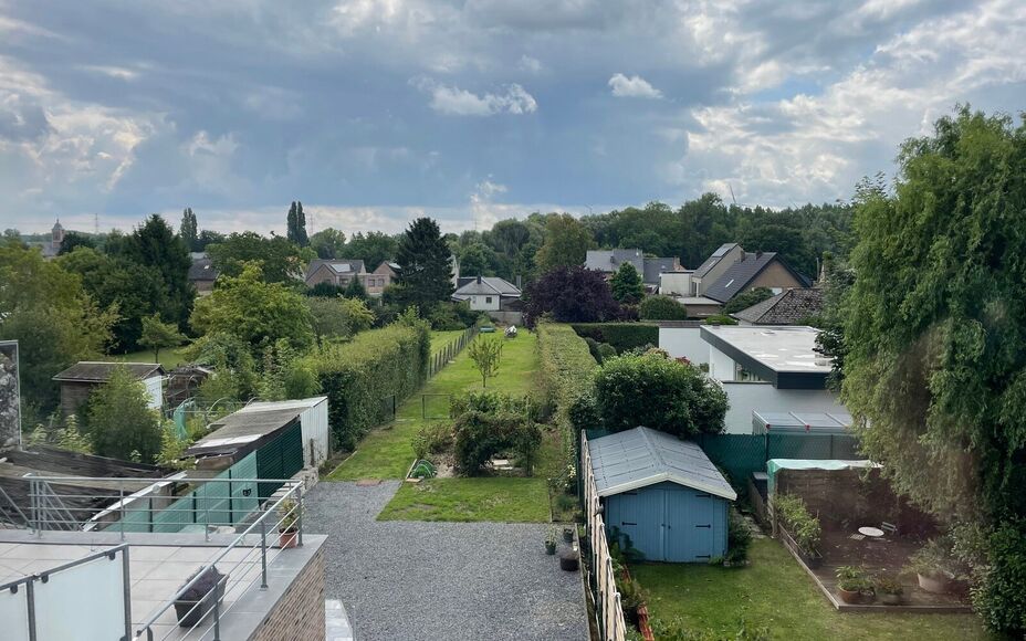 Leemans immobiliën biedt u dit appartement aan in het centrum van Mollem. Door de centrale ligging zijn alle faciliteiten zoals winkels, scholen, sportinfrastructuur, invalswegen en openbaar vervoer zeer nabij. Het appartement is gelegen op de 2 de verdi