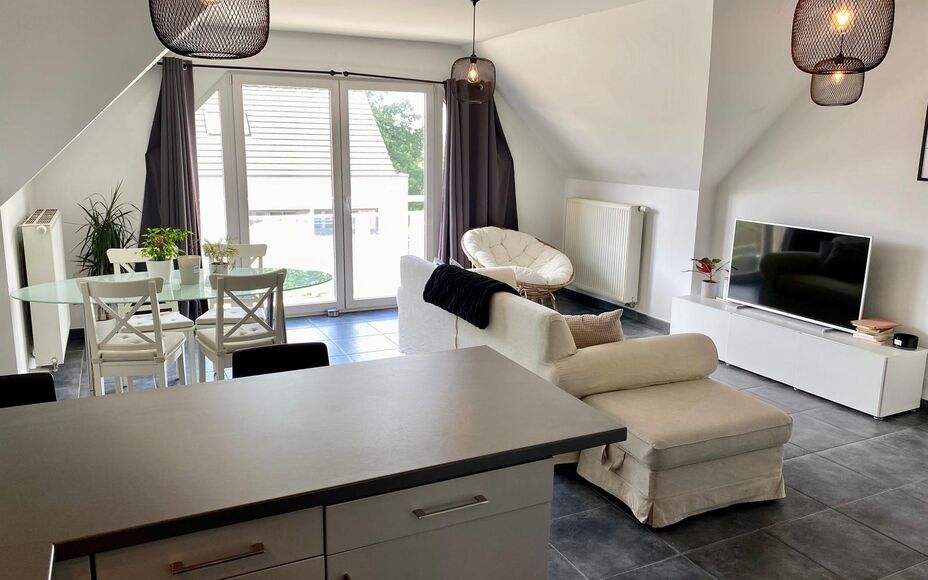 LEEMANS Immobiliën vous propose ce confortable appartement en duplex à Affligem/ Teralfene.
L'appartement fait partie d'une petite résidence (construite en 2008).
L'appartement a une surface habitable de 65 m² et est divisé comme suit ; un salon et s
