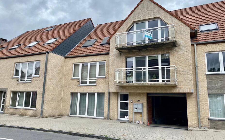 LEEMANS Immobiliën vous propose ce confortable appartement en duplex à Affligem/ Teralfene.
L'appartement fait partie d'une petite résidence (construite en 2008).
L'appartement a une surface habitable de 65 m² et est divisé comme suit ; un salon et s