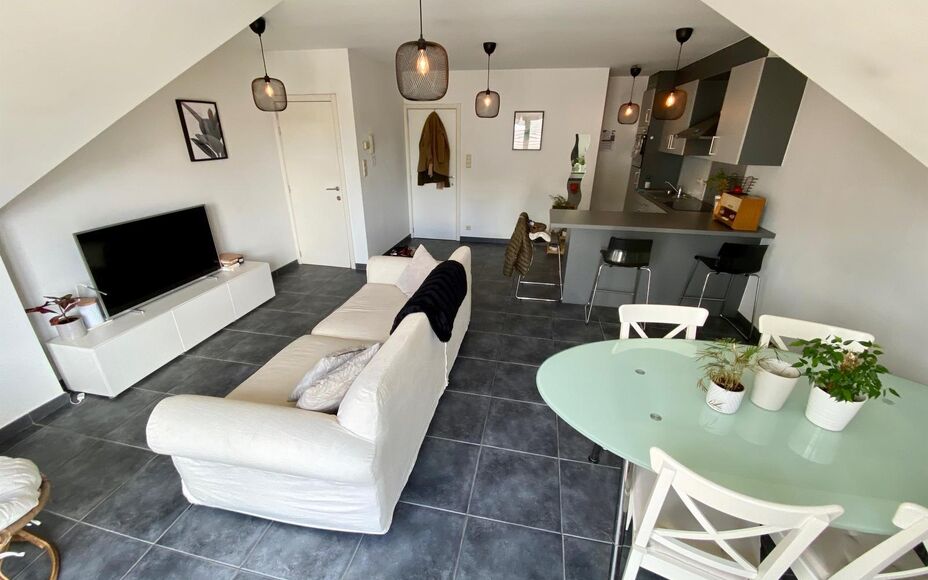 LEEMANS Immobiliën vous propose ce confortable appartement en duplex à Affligem/ Teralfene.
L'appartement fait partie d'une petite résidence (construite en 2008).
L'appartement a une surface habitable de 65 m² et est divisé comme suit ; un salon et s