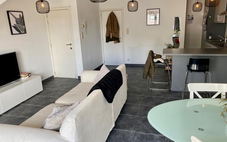 LEEMANS Immobiliën vous propose ce confortable appartement en duplex à Affligem/ Teralfene.
L'appartement fait partie d'une petite résidence (construite en 2008).
L'appartement a une surface habitable de 65 m² et est divisé comme suit ; un salon et s