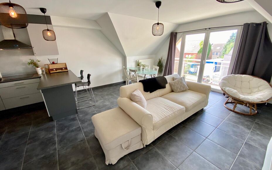 LEEMANS Immobiliën vous propose ce confortable appartement en duplex à Affligem/ Teralfene.
L'appartement fait partie d'une petite résidence (construite en 2008).
L'appartement a une surface habitable de 65 m² et est divisé comme suit ; un salon et s