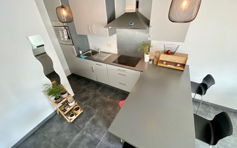 LEEMANS Immobiliën vous propose ce confortable appartement en duplex à Affligem/ Teralfene.
L'appartement fait partie d'une petite résidence (construite en 2008).
L'appartement a une surface habitable de 65 m² et est divisé comme suit ; un salon et s