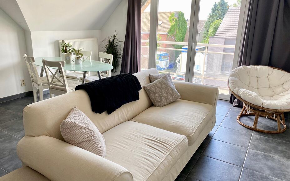 LEEMANS Immobiliën vous propose ce confortable appartement en duplex à Affligem/ Teralfene.
L'appartement fait partie d'une petite résidence (construite en 2008).
L'appartement a une surface habitable de 65 m² et est divisé comme suit ; un salon et s