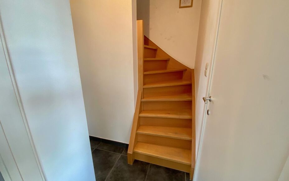 LEEMANS Immobiliën vous propose ce confortable appartement en duplex à Affligem/ Teralfene.
L'appartement fait partie d'une petite résidence (construite en 2008).
L'appartement a une surface habitable de 65 m² et est divisé comme suit ; un salon et s