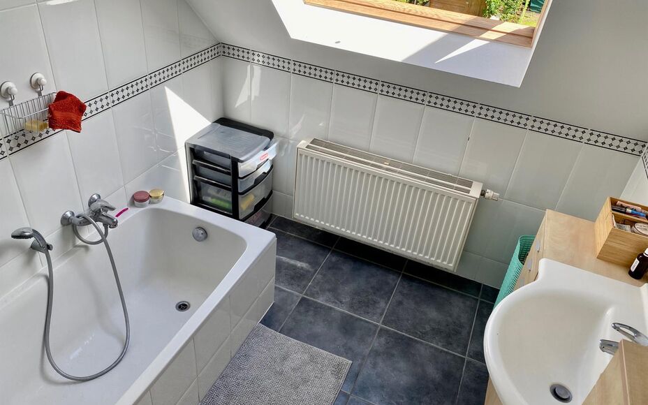 LEEMANS Immobiliën vous propose ce confortable appartement en duplex à Affligem/ Teralfene.
L'appartement fait partie d'une petite résidence (construite en 2008).
L'appartement a une surface habitable de 65 m² et est divisé comme suit ; un salon et s