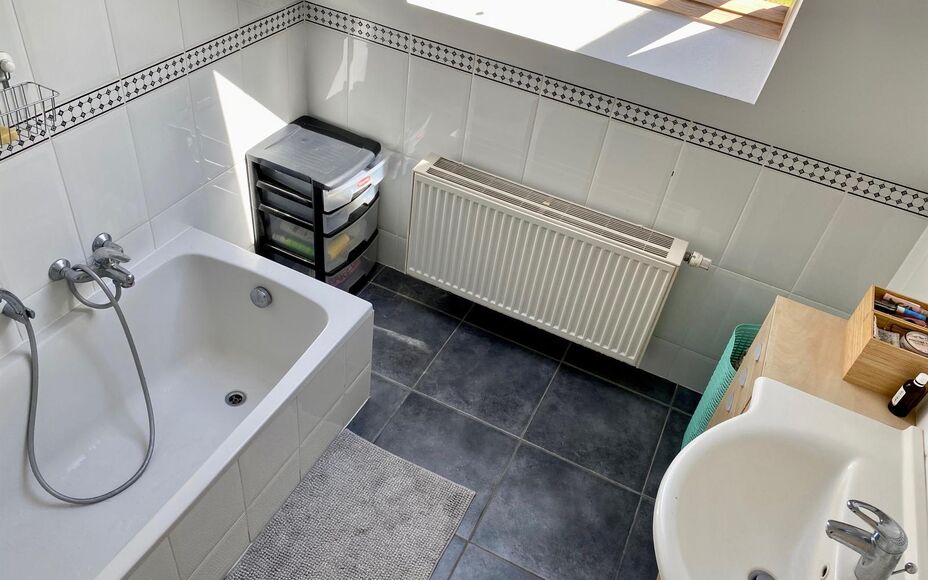 LEEMANS Immobiliën vous propose ce confortable appartement en duplex à Affligem/ Teralfene.
L'appartement fait partie d'une petite résidence (construite en 2008).
L'appartement a une surface habitable de 65 m² et est divisé comme suit ; un salon et s