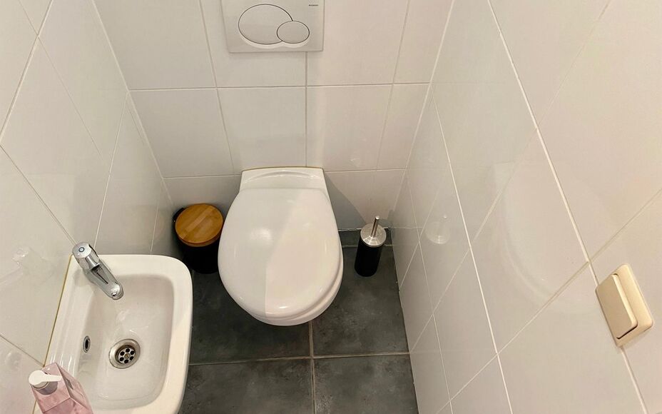 LEEMANS Immobiliën vous propose ce confortable appartement en duplex à Affligem/ Teralfene.
L'appartement fait partie d'une petite résidence (construite en 2008).
L'appartement a une surface habitable de 65 m² et est divisé comme suit ; un salon et s
