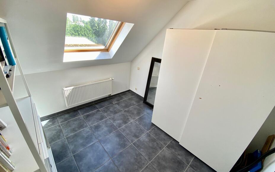 LEEMANS Immobiliën vous propose ce confortable appartement en duplex à Affligem/ Teralfene.
L'appartement fait partie d'une petite résidence (construite en 2008).
L'appartement a une surface habitable de 65 m² et est divisé comme suit ; un salon et s