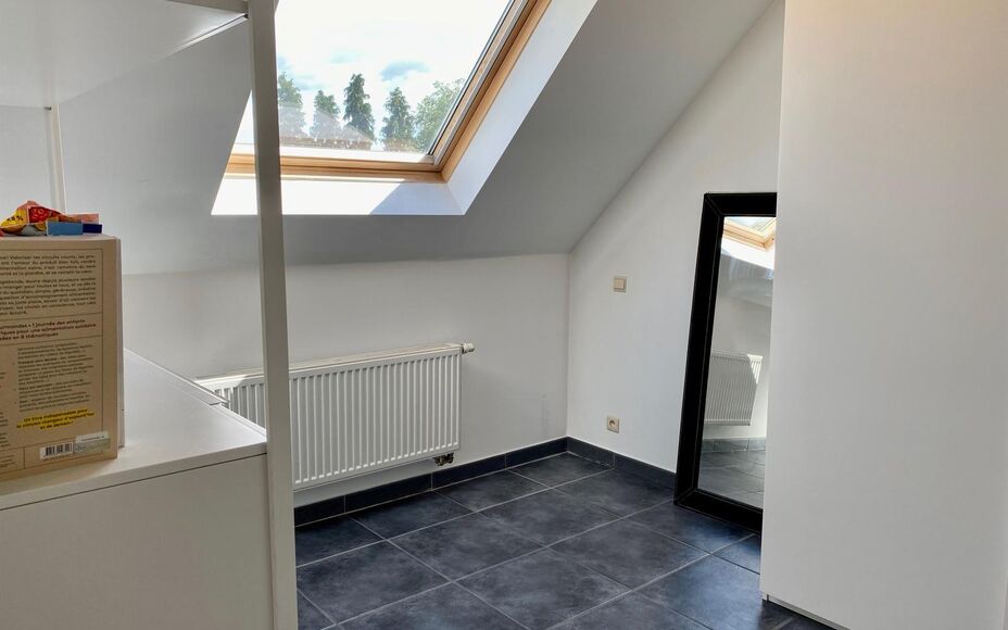 LEEMANS Immobiliën vous propose ce confortable appartement en duplex à Affligem/ Teralfene.
L'appartement fait partie d'une petite résidence (construite en 2008).
L'appartement a une surface habitable de 65 m² et est divisé comme suit ; un salon et s