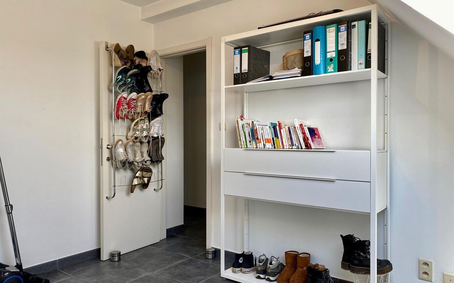 LEEMANS Immobiliën vous propose ce confortable appartement en duplex à Affligem/ Teralfene.
L'appartement fait partie d'une petite résidence (construite en 2008).
L'appartement a une surface habitable de 65 m² et est divisé comme suit ; un salon et s