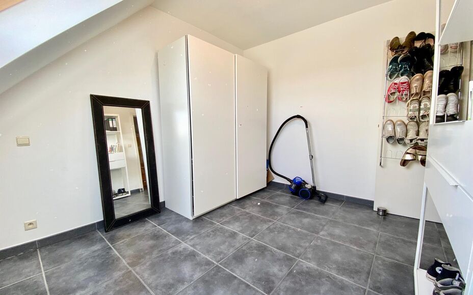 LEEMANS Immobiliën vous propose ce confortable appartement en duplex à Affligem/ Teralfene.
L'appartement fait partie d'une petite résidence (construite en 2008).
L'appartement a une surface habitable de 65 m² et est divisé comme suit ; un salon et s